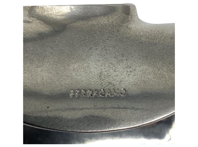 Salvatore Ferragamo Bracciale rigido Ferragamo Small Sculptural Cutout in ottone argentato - vista 6