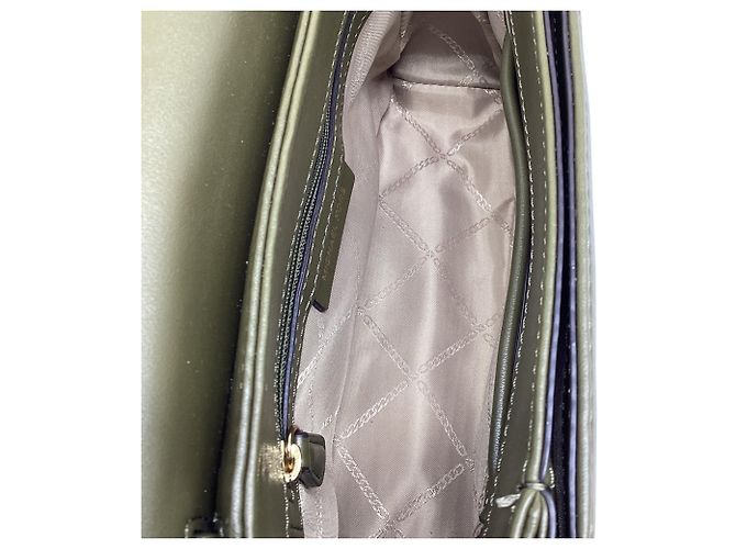 Borsa a tracolla piccola con patta Michael Kors con perle in pelle Olive - vista 10