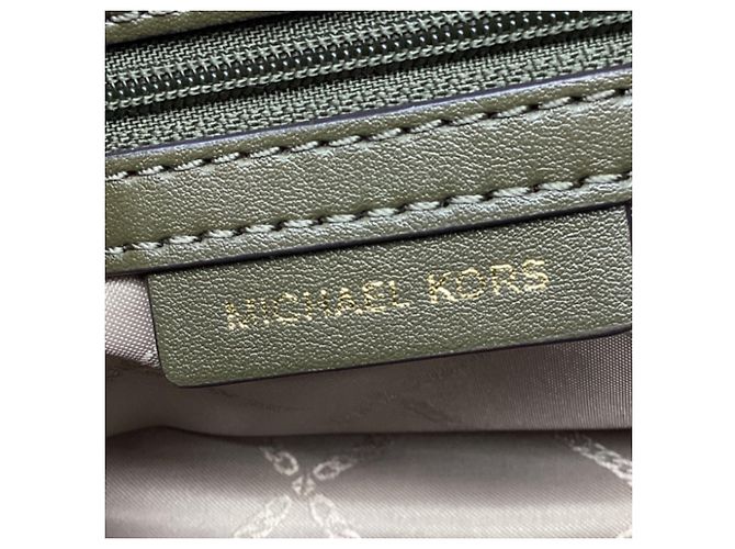 Borsa a tracolla piccola con patta Michael Kors con perle in pelle Olive - vista 11