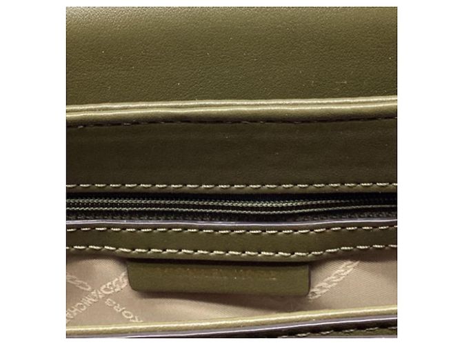 Borsa a tracolla piccola con patta Michael Kors con perle in pelle Olive - vista 13