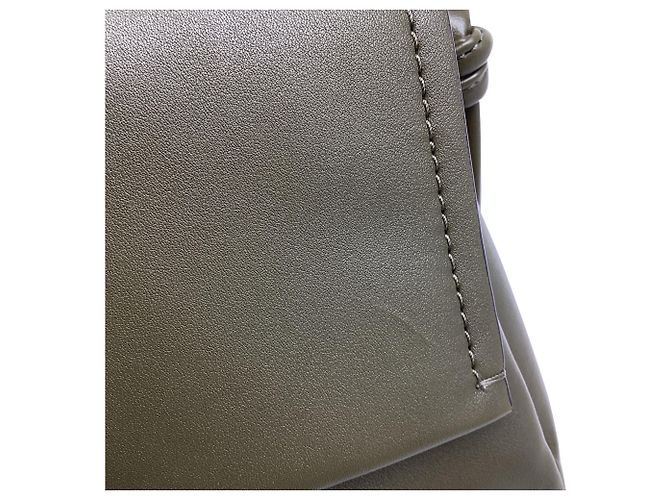 Borsa a tracolla piccola con patta Michael Kors con perle in pelle Olive - vista 6