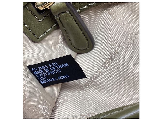 Borsa a tracolla piccola con patta Michael Kors con perle in pelle Olive - vista 9