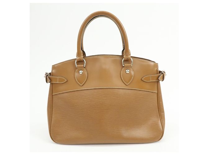 Louis Vuitton Passy Epi Leather PM - vista 2