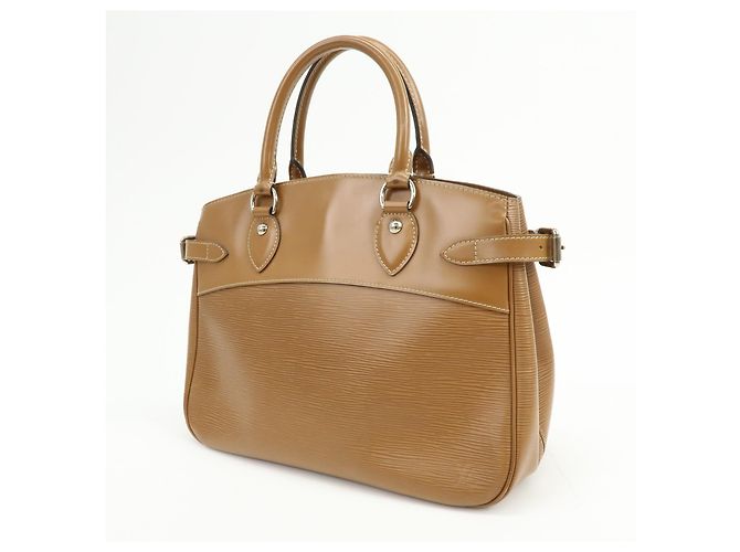 Louis Vuitton Passy Epi Leather PM - vista 3