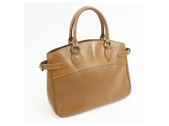 Louis Vuitton Passy Epi Leather PM - vista 4