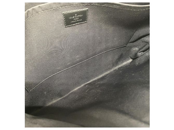 Louis Vuitton Monogram Eclipse Pochette Discovery Clutch Bag - vista 4