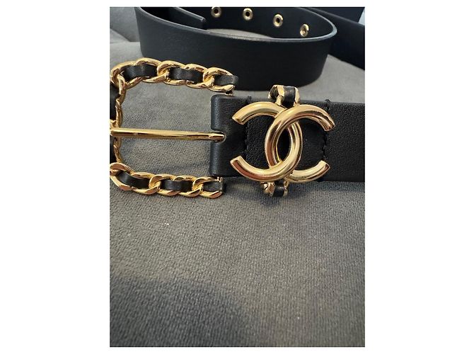 Cintura Chanel in pelle nera con logo CC dorato e catena - vista 2