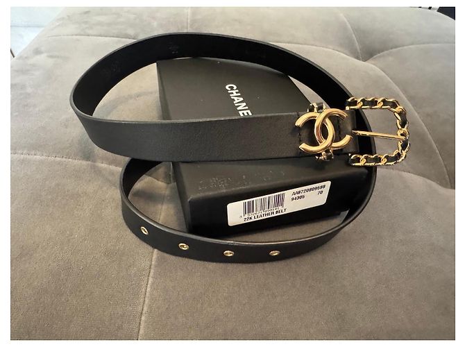 Cintura Chanel in pelle nera con logo CC dorato e catena - vista 4