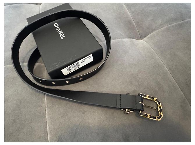 Cintura Chanel in pelle nera con logo CC dorato e catena - vista 5