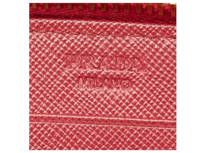 Monedero redondo con cremallera Prada Saffiano Triangle Plate - vista 6