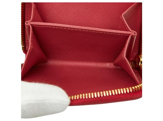 Monedero redondo con cremallera Prada Saffiano Triangle Plate - vista 7