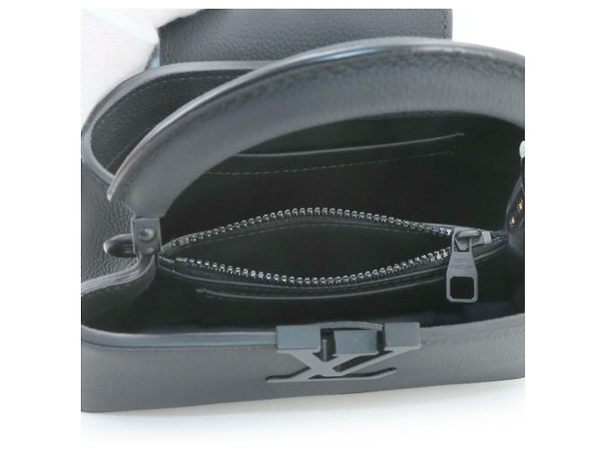 Borsa Louis Vuitton Capucines EW MINI - vista 8