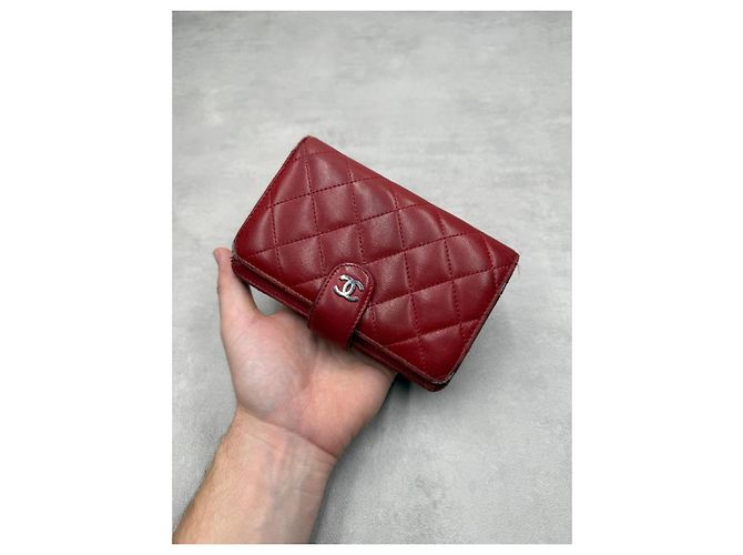 Chanel cartera de piel acolchada en rojo - vista 2