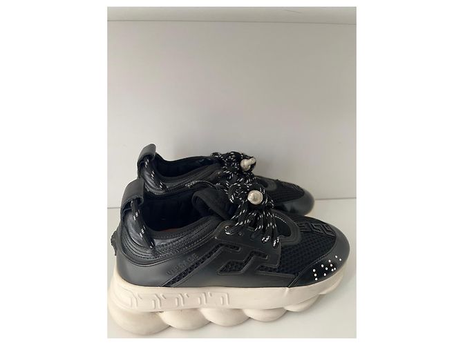 Sneakers Versace Chain Reaction in pelle nera e mesh - vista 2