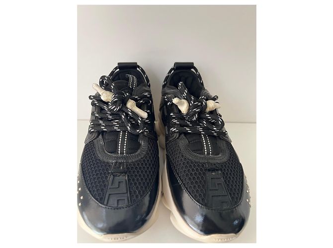 Sneakers Versace Chain Reaction in pelle nera e mesh - vista 3