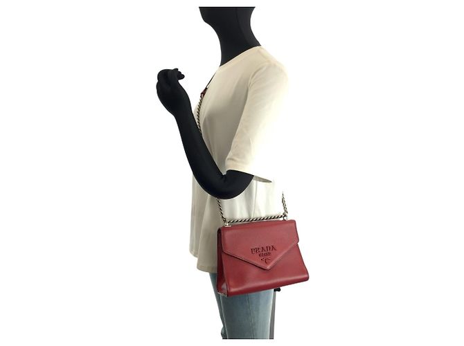 Borsa a tracolla Pochette Prada Saffiano con catena in pelle rossa - vista 7
