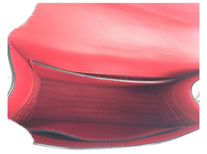 Borsa a tracolla Pochette Prada Saffiano con catena in pelle rossa - vista 9
