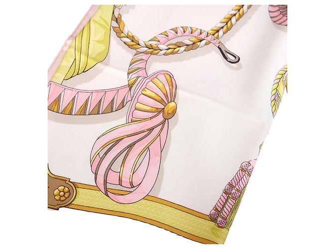 Carré 90 in seta Hermès “Frontaux Et Cocardes” Rosa & Avorio di Caty Latham - vista 2