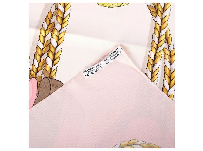 Carré 90 in seta Hermès “Frontaux Et Cocardes” Rosa & Avorio di Caty Latham - vista 4
