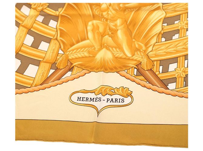 Carré 90 in seta Hermès “Zéphyr” Gold di Julia Abadie - vista 4