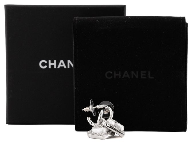 CHANEL - Orecchini pendenti cuore Chanel in metallo argentato e strass bianchi - vista 3