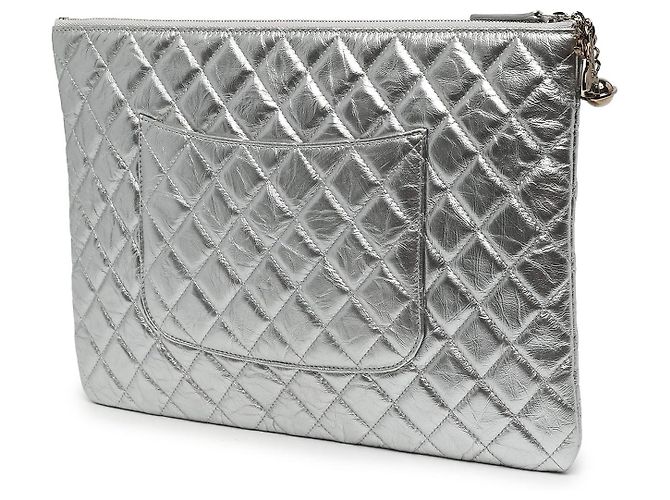 Clutch Chanel Large Quilted Metallic Aged Calfskin Cosmo Charm O Case Argento - vista 2