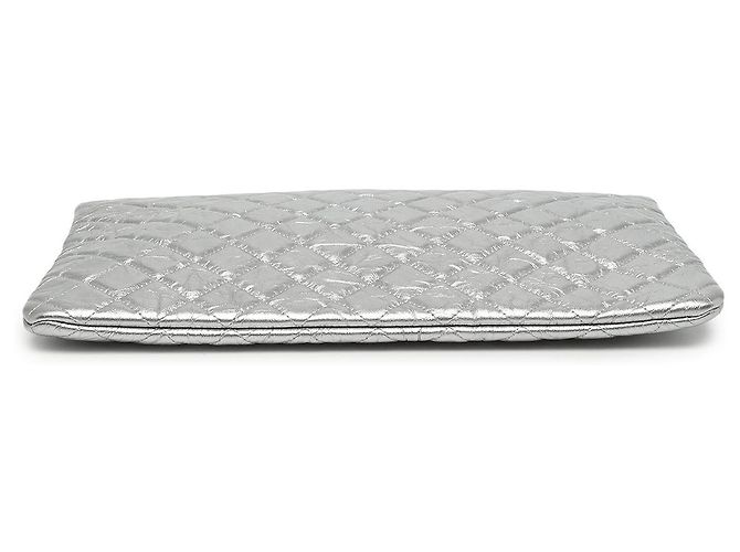 Clutch Chanel Large Quilted Metallic Aged Calfskin Cosmo Charm O Case Argento - vista 3