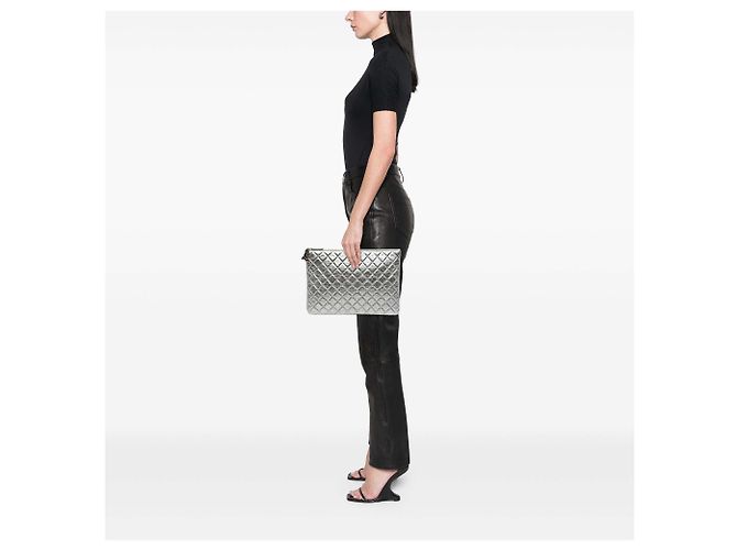 Clutch Chanel Large Quilted Metallic Aged Calfskin Cosmo Charm O Case Argento - vista 5