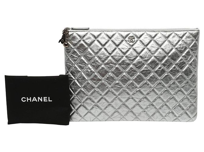 Clutch Chanel Large Quilted Metallic Aged Calfskin Cosmo Charm O Case Argento - vista 6