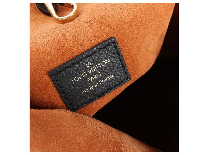Borsa a tracolla Louis Vuitton Lowkey Hobo MM in nero M24856 - vista 11