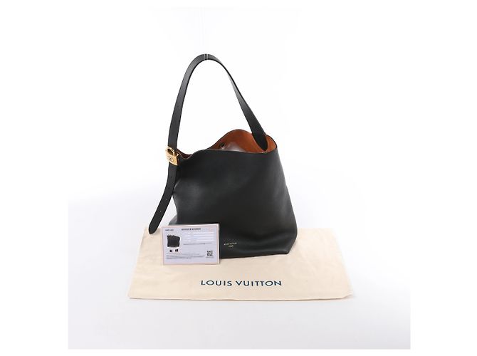 Borsa a tracolla Louis Vuitton Lowkey Hobo MM in nero M24856 - vista 13