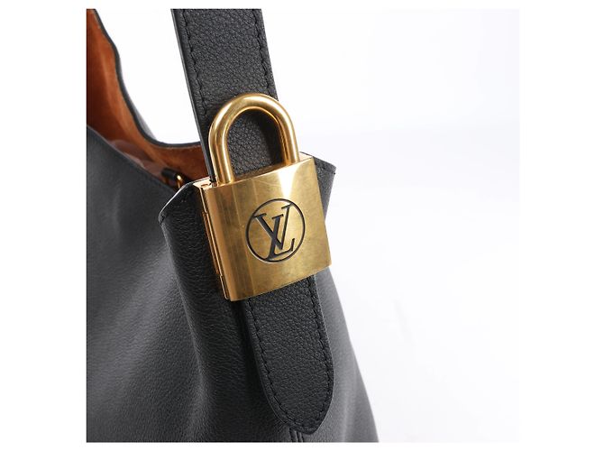 Borsa a tracolla Louis Vuitton Lowkey Hobo MM in nero M24856 - vista 3