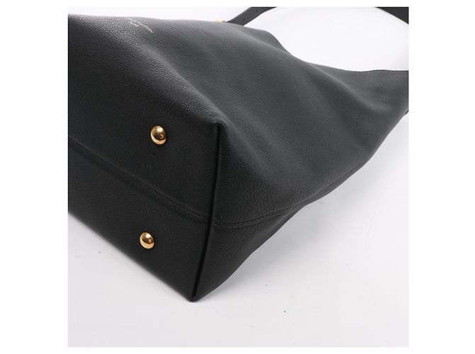Borsa a tracolla Louis Vuitton Lowkey Hobo MM in nero M24856 - vista 4