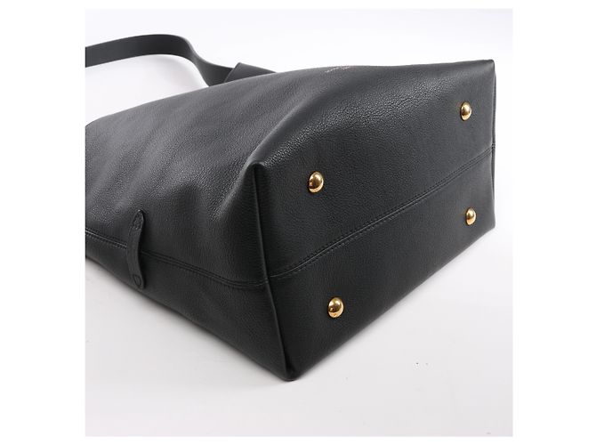 Borsa a tracolla Louis Vuitton Lowkey Hobo MM in nero M24856 - vista 5