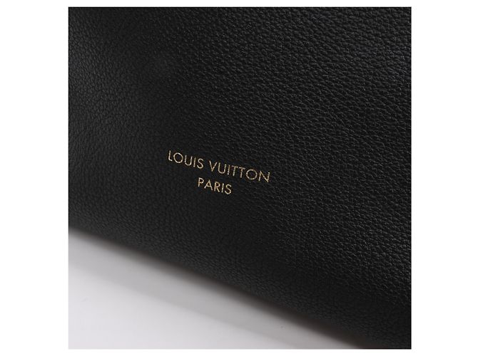 Borsa a tracolla Louis Vuitton Lowkey Hobo MM in nero M24856 - vista 6