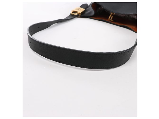 Borsa a tracolla Louis Vuitton Lowkey Hobo MM in nero M24856 - vista 7