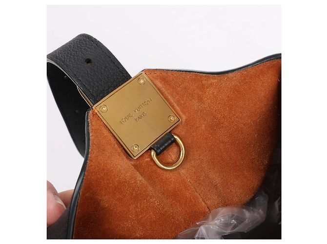 Borsa a tracolla Louis Vuitton Lowkey Hobo MM in nero M24856 - vista 8