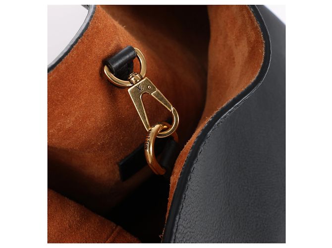 Borsa a tracolla Louis Vuitton Lowkey Hobo MM in nero M24856 - vista 9