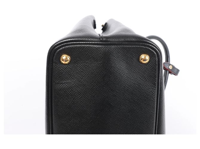 Bolsa Prada em couro Saffiano na cor preta - vista 10
