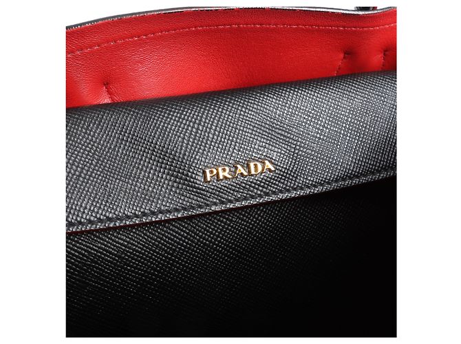Bolsa Prada em couro Saffiano na cor preta - vista 12