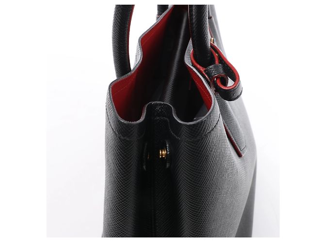 Bolsa Prada em couro Saffiano na cor preta - vista 4