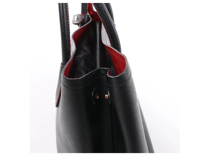 Bolsa Prada em couro Saffiano na cor preta - vista 5
