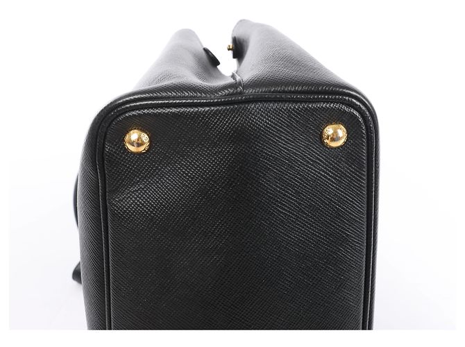 Bolsa Prada em couro Saffiano na cor preta - vista 9