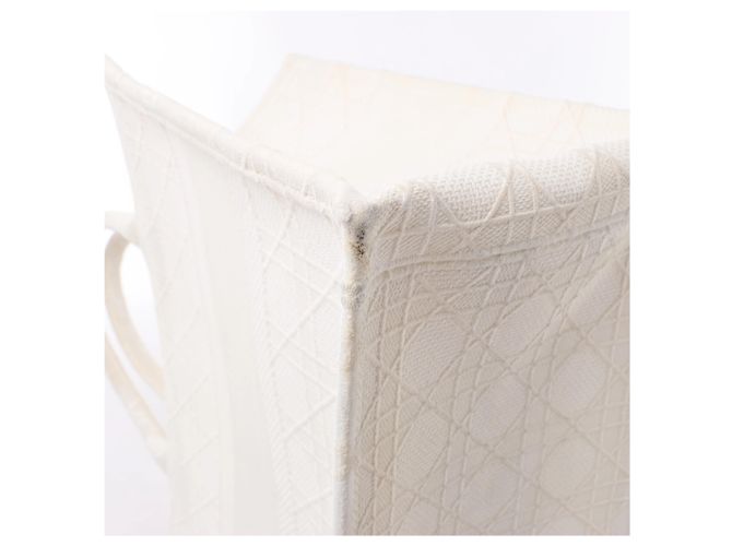Borsa a tracolla Christian Dior Book Tote Medium Cannage Canvas in White - vista 10