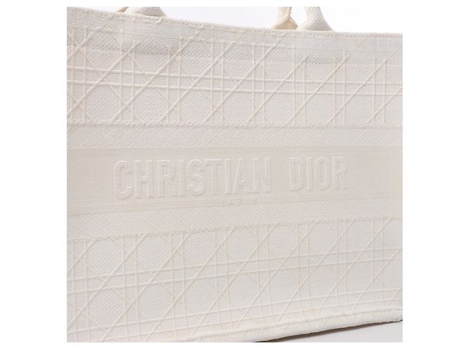 Borsa a tracolla Christian Dior Book Tote Medium Cannage Canvas in White - vista 12