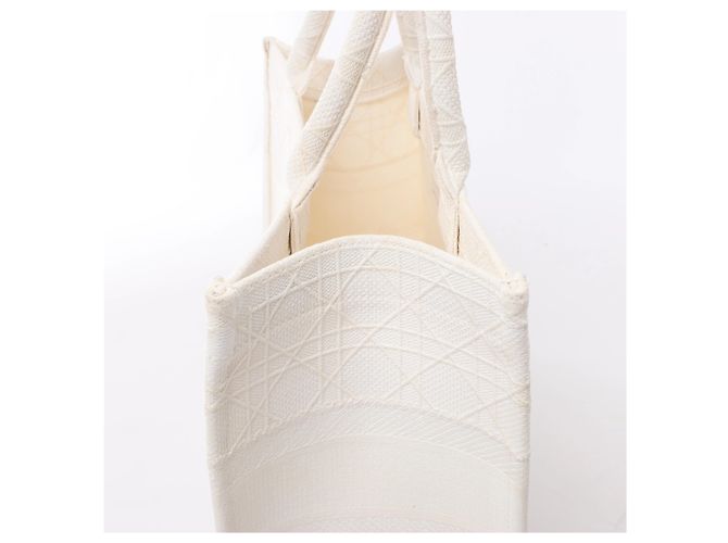 Borsa a tracolla Christian Dior Book Tote Medium Cannage Canvas in White - vista 5