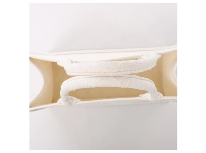 Borsa a tracolla Christian Dior Book Tote Medium Cannage Canvas in White - vista 6