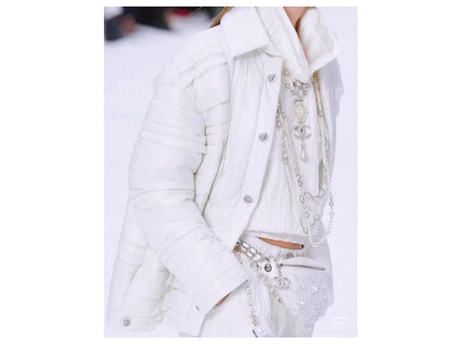 Chanel gesteppte Jacke in Weiß aus Polyamid - Ansicht 7