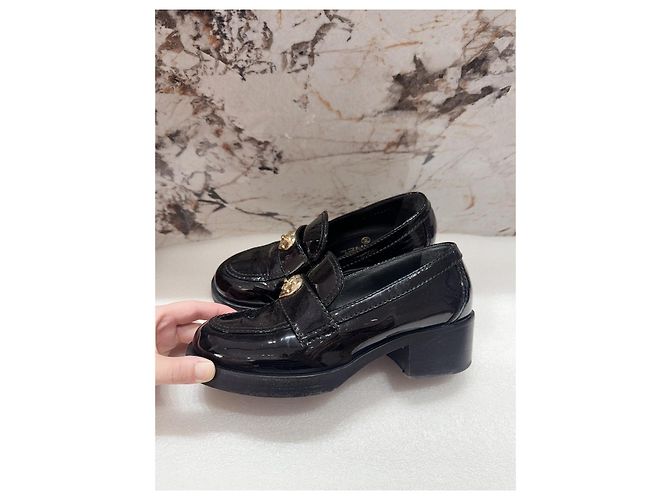 Mocassini Chanel in pelle nera con plateau e cuore - vista 3