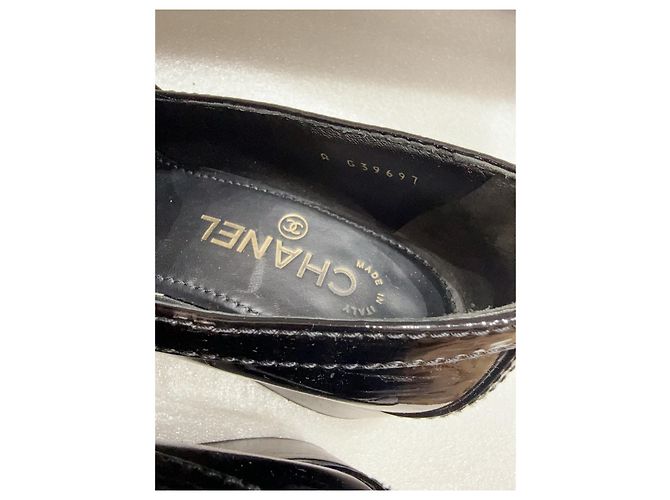 Mocassini Chanel in pelle nera con plateau e cuore - vista 5